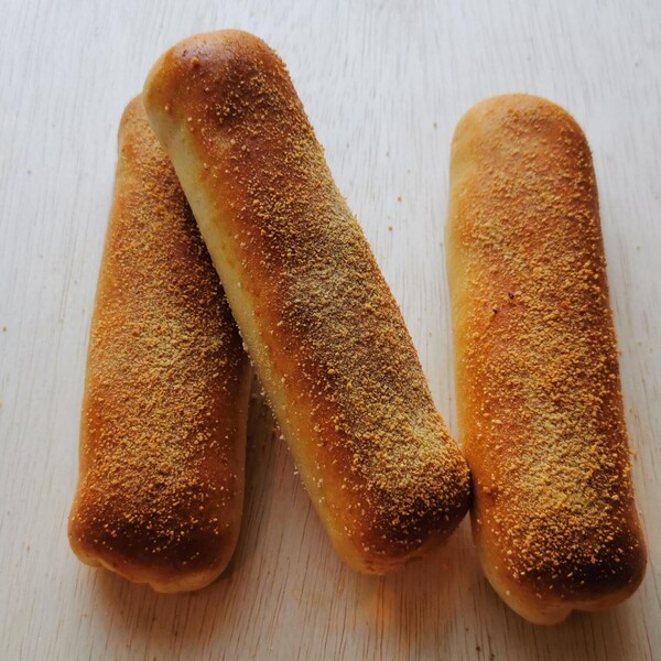 Worstenbroodje, Pittig