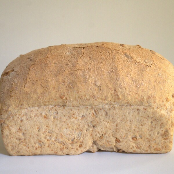 Lichtbruin tarwe-semolina busbrood met zonnebloempitten